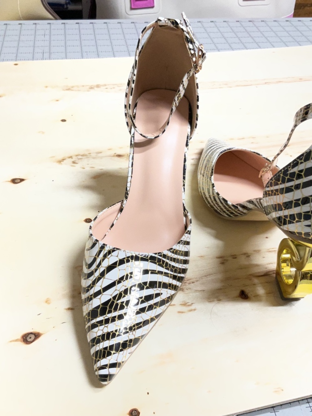 Gold chain heels size 8 - Picture 3 of 7